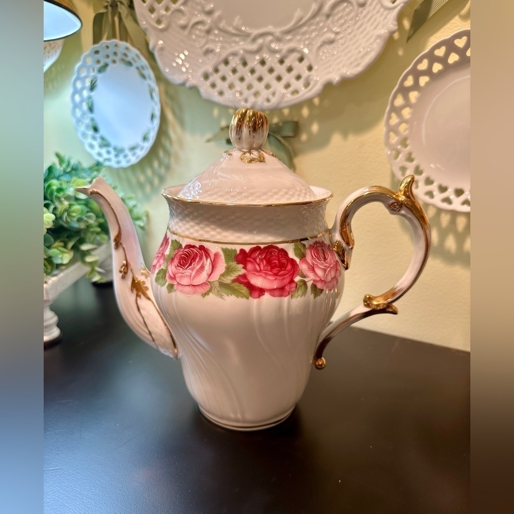 VICTORIA’S GARDEN COLLECTION, LILY CREEK LANDING, PORCELAIN TEAPOT.